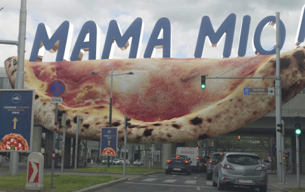 Riesenpizza über U-Bahnstation Kagran verblüfft Wiener