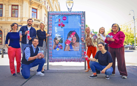 Außenwerbung mit Getränkeproben