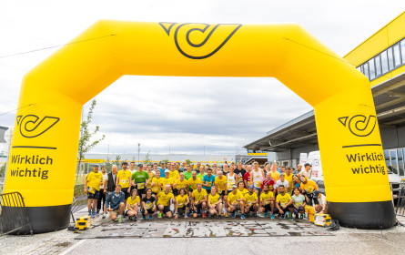 Postler laufen um ihr neues Logistikzentrum