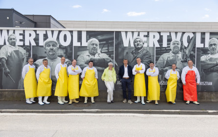 Marcher Schlachthof-Mitarbeiter vor den Vorhang