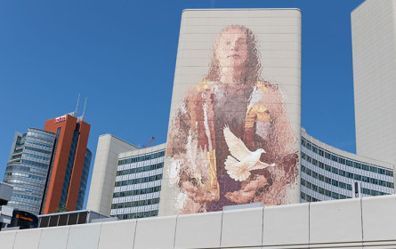 „Woman with dove“ – kunstvolles Statement für Frieden und Gerechtigkeit