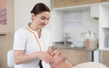 dm erhöht Einkommen in Kosmetikstudios um 5 Prozent