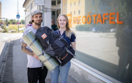 OÖ Tafel und dm schnüren Rucksäcke für den guten Zweck