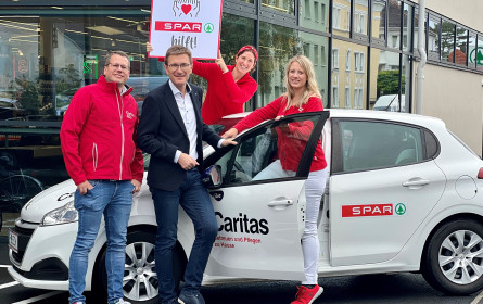 Spar übergibt Auto an Caritas-Pflege