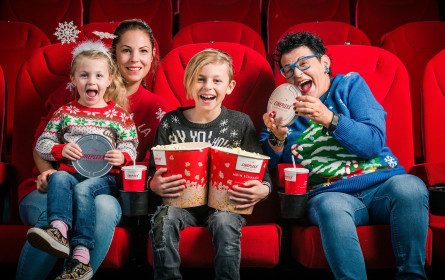 Cineplexx & Coca Cola starten die Santa Mania Tour 2024