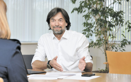 Franz Koll schaut drauf, wer wo hämmert