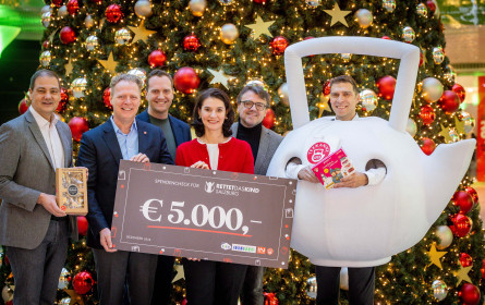 Teekanne übergibt Spende an „Rettet das Kind”