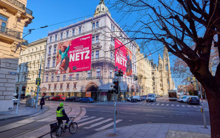 Magenta wirbt auf neuer Werbewand Rathauspark