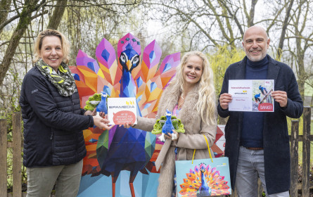 Epamedia übernimmt Pfauen-Patenschaft im Zoo Salzburg