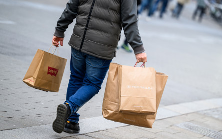 Haushalte mit Kindern kaufen Weihnachtsgeschenke anders