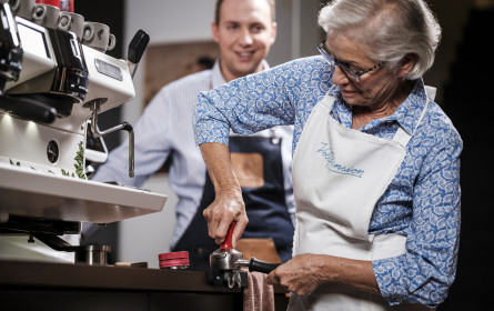 „Oma goes Barista“: Neue Kooperation verbindet Backtradition und Kaffeehauskultur