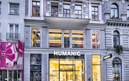 Im Herzen der Stadt, zwei Häuser weiter