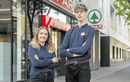 Zwei Lehrlinge als Supermarkt-Chefs