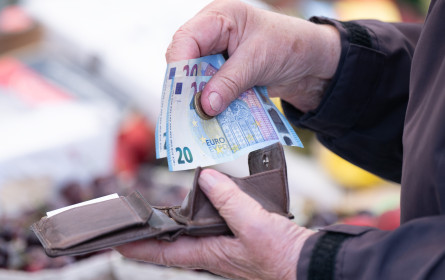 Teuerung bremst Konsum: Viele Österreicher sparen bei Freizeit und Reisen