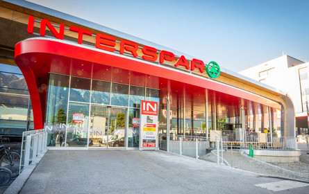 Teileröffnung des Interspar-Hypermarkts in Neu-Rum