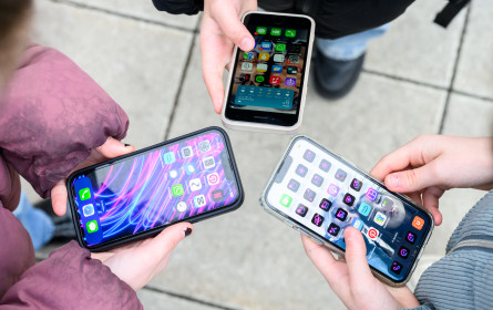 Jeder Vierte nutzt Smartphone zu intensiv