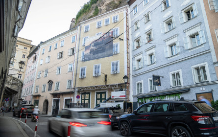 Land Rover bespielt neue Gigawall von monitorwerbung in Salzburg