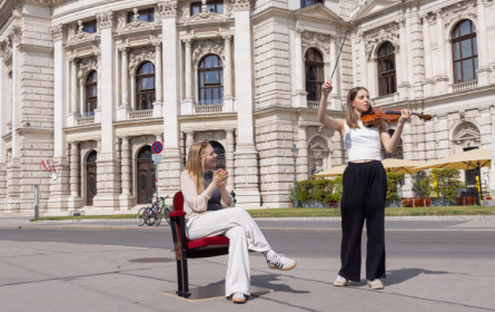 Kulturformat inszeniert am Burgtheater einen roten Theaterstuhl als Bühne für Violine, Monolog und E-Gitarre