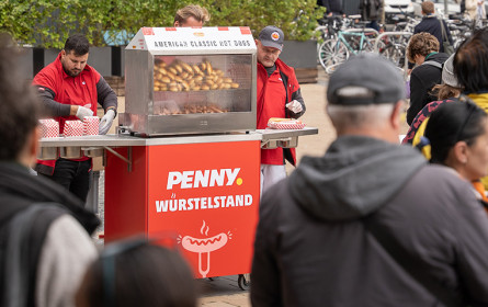 Penny verteilte 600 Gratis-Hotdogs vor dem Wiener Westbahnhof
