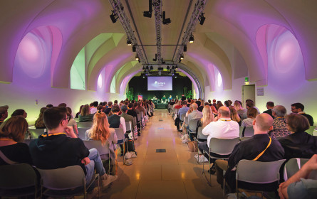 re:think media stellt  die Vertrauensfrage