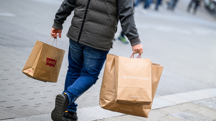 Haushalte mit Kindern kaufen Weihnachtsgeschenke anders