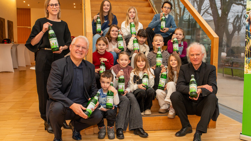 Spritzige Kunstwerke: Kinderzeichnungen zieren Waldquelle-Glasflaschen