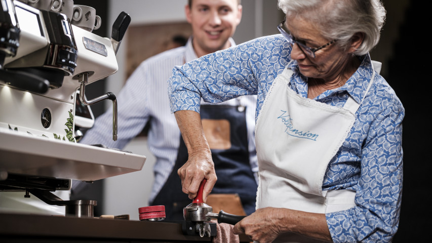„Oma goes Barista“: Neue Kooperation verbindet Backtradition und Kaffeehauskultur
