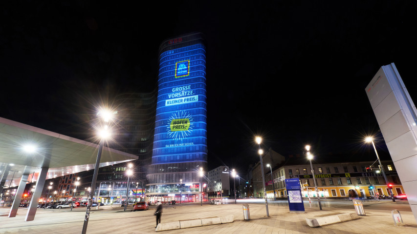 Hofer nutzt neue OOH-Fläche am Hauptbahnhof