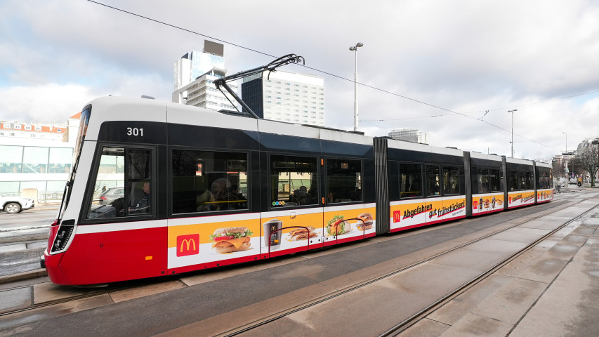 McDonald’s nutzt als First Mover gemeinsam mit Gewista die neueste Straßenbahn-Generation Flexity als mobile Werbefläche