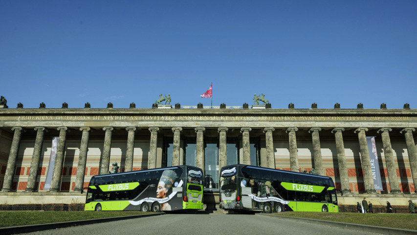 Grüne Busse auf fünf Kontinenten unterwegs