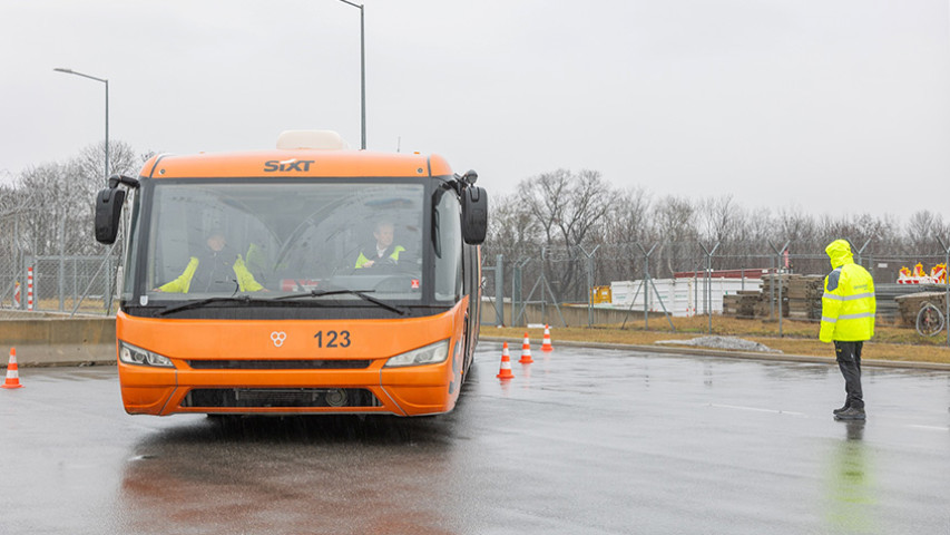 ÖAMTC-Schulung für Busfahrer am Flughafen Wien