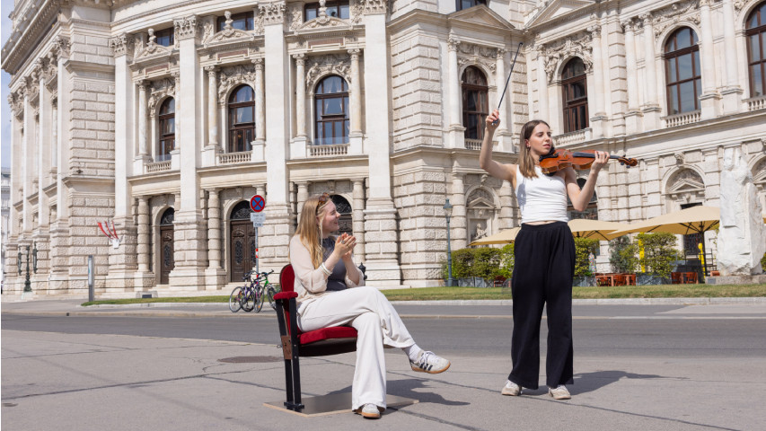 Kulturformat inszeniert am Burgtheater einen roten Theaterstuhl als Bühne für Violine, Monolog und E-Gitarre