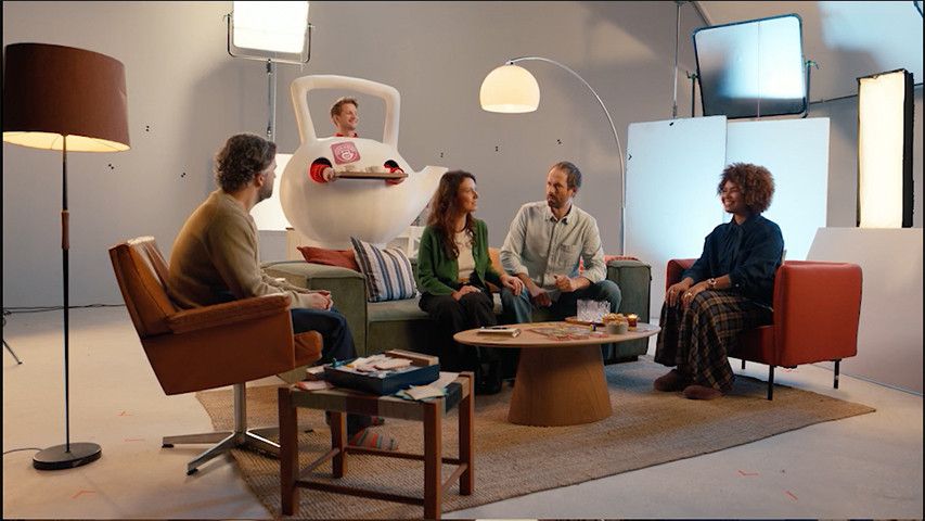 Teekanne-Spot mit KI-gebautem Wohnzimmer