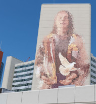 „Woman with dove“ – kunstvolles Statement für Frieden und Gerechtigkeit