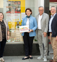 Kaiserlich Shoppen: Lehrlinge gestalten erstes Genussland-Schaufenster mit regionalen Produkten bei Billa in Bad Ischl
