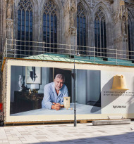 Megaboard wirbt auf Stephansdom