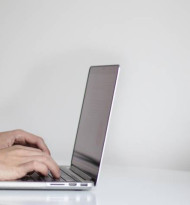 Digitale Übergriffe: Mehrheit der Frauen betroffen