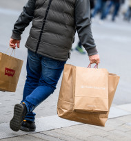 Haushalte mit Kindern kaufen Weihnachtsgeschenke anders