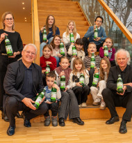 Spritzige Kunstwerke: Kinderzeichnungen zieren Waldquelle-Glasflaschen