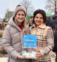 Hofer-Mitarbeiter sammeln Spenden für Make-A-Wish beim Winterzauber-Punschstand