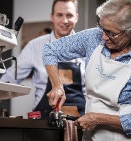 „Oma goes Barista“: Neue Kooperation verbindet Backtradition und Kaffeehauskultur