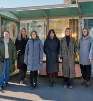 Installation verwandelt Haltestelle in Bad