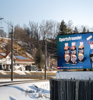 monitorwerbung mit zwei LED-Walls bei Nightrace-Rennen in Schladming
