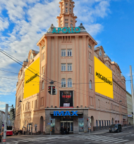 Megaboard: Neuer Standort am Apollokino
