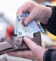 Teuerung bremst Konsum: Viele Österreicher sparen bei Freizeit und Reisen