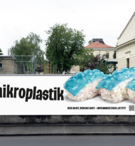 Plakat von Graphischen Wien gegen Mikroplastik