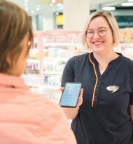 dm setzt KI-Übersetzer für Beratung in 31 Sprachen ein