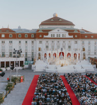 monitorwerbung mit LED Wall bei Opernsommer