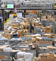 Handelsverband und seine Mitglieder warnen vor „Paketsteuer“: Kritik an geplanter Zwei-Euro-Abgabe