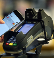 Kreditkarte boomt, Handy holt auf